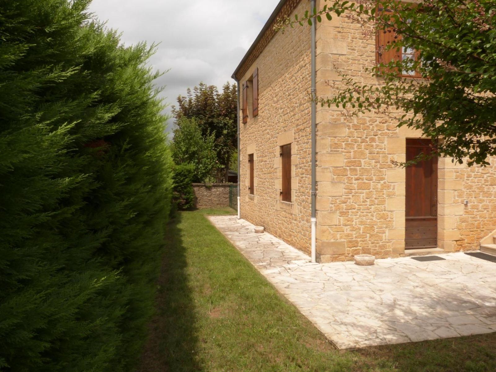 הוילה Logement Spacieux Rez-De-Chaussee, Jardin, Stationnement Devant, A 5 Minutes A Pied Du Centre De Sarlat מראה חיצוני תמונה